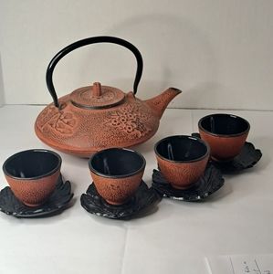 Cast Iron Japanese Tea Pot Tea Kettle, Cast Iron, 4 tea cups and 4 cup saucers.